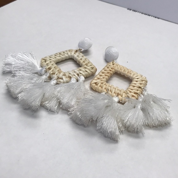 WHITE WICKER TASSEL EARRINGS - Picture 5 of 7